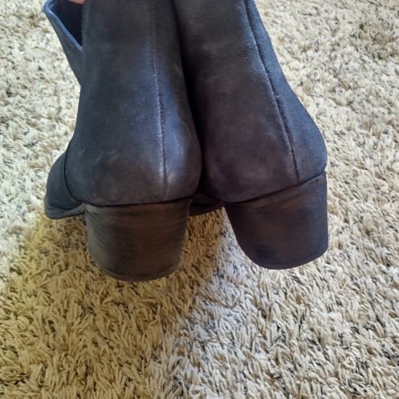 FREE PEOPLE CHARM DOUBLE V CUTOUT CHELSEA SUEDE BOOTIES DARK BLUE Sz 7,5 - Picture 7 of 9